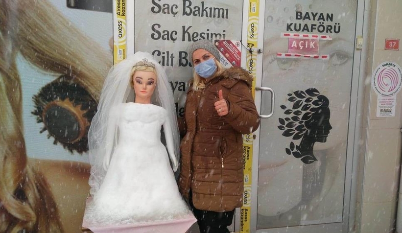 Gelin saçı süsleyemeyince kardan gelin yaptılar