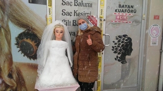 Gelin saçı süsleyemeyince kardan gelin yaptılar