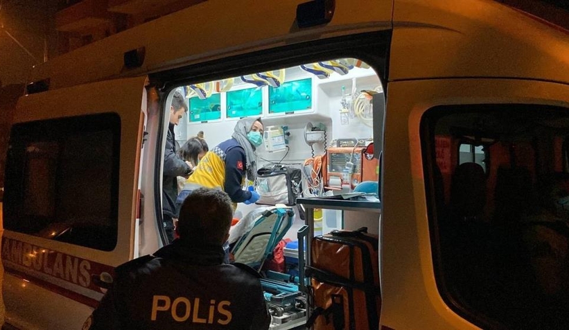 Genç kız, sevgilisini döven eski erkek arkadaşını bıçakladı