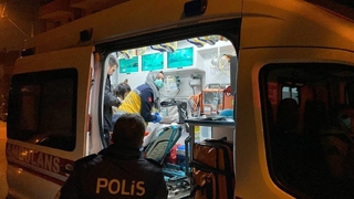 Genç kız, sevgilisini döven eski erkek arkadaşını bıçakladı