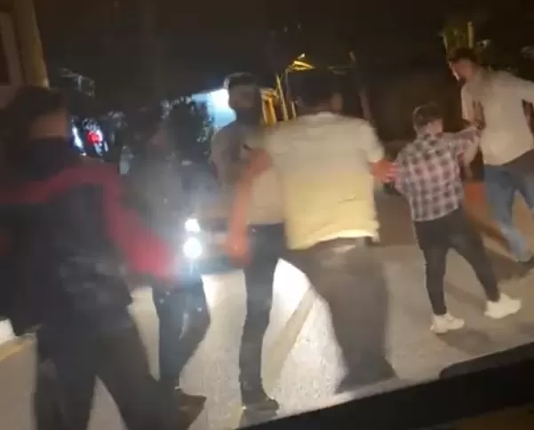 Gençler kavga etti
