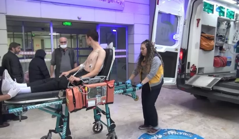 Gençlerin kavgası kanlı bitti: 3 yaralı