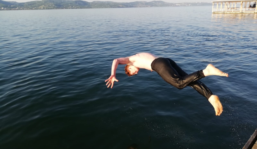 Gençlerin Sapanca Gölü'nde yüzme keyfi