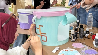 Geri dönüştürülen kovalar kedi oteline dönüştü