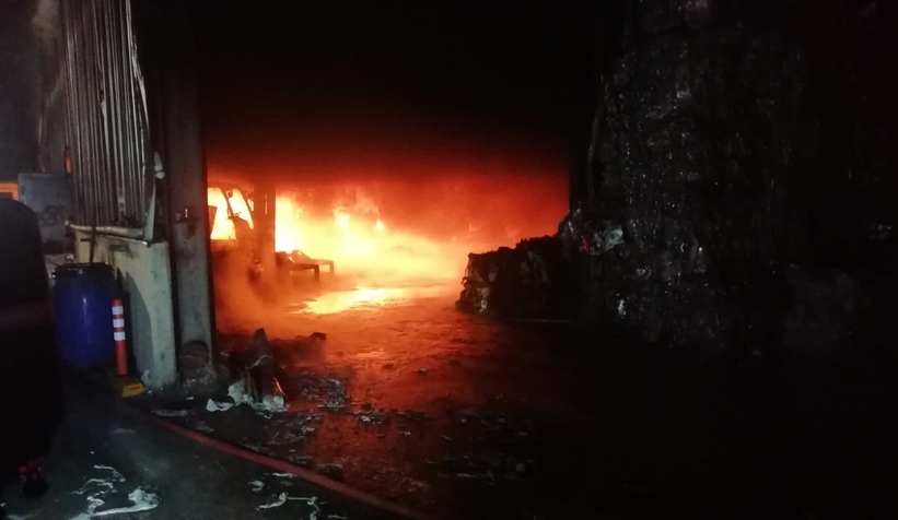 Geri dönüşüm fabrikası alev alev yandı