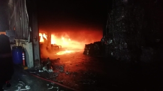 Geri dönüşüm fabrikası alev alev yandı