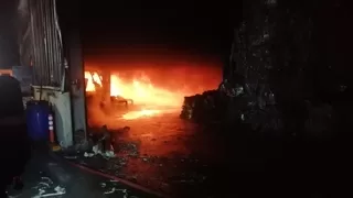 Geri dönüşüm fabrikası alev alev yandı