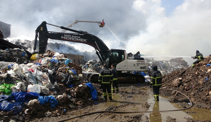 Geri dönüşüm fabrikasında 18 saattir soğutma çalışması yapılıyor