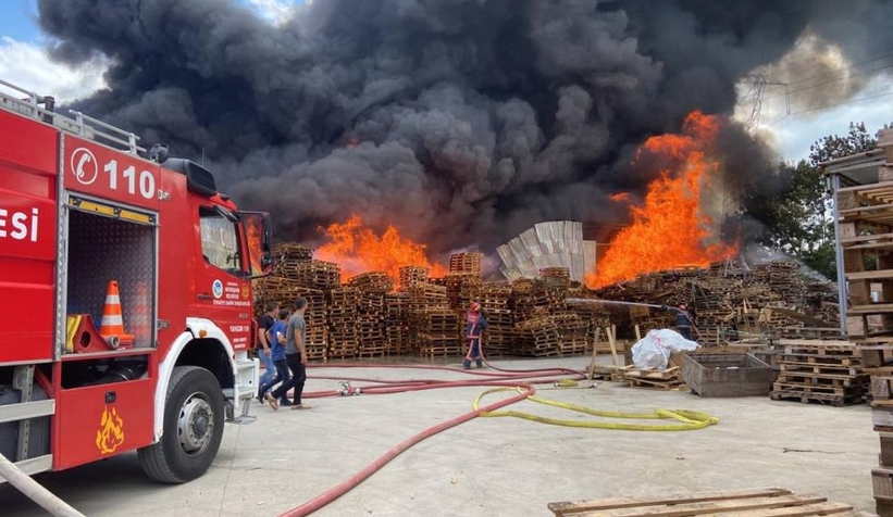 Geri dönüşüm tesisi alev alev yandı