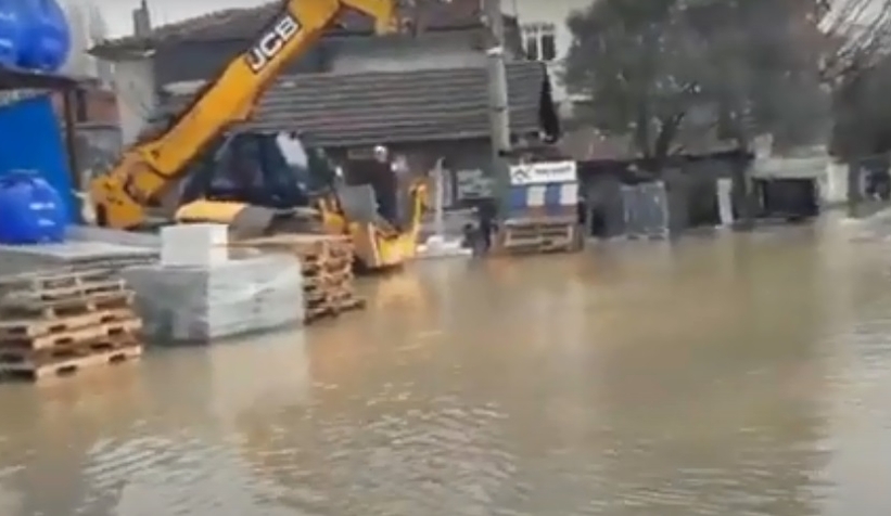 Geyve'de içme suyu borusu patladı!