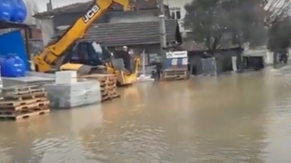 Geyve'de içme suyu borusu patladı!