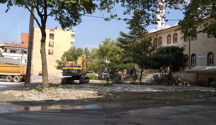 Geyve'de meydan için ilk kazma vuruldu