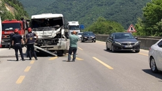Geyve yolunda kaza; Sürücü sıkıştı