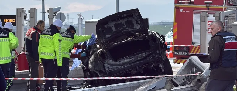 Gişelere çarpan araçta yanarak öldü