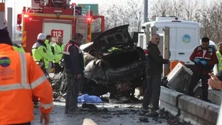 Gişelere çarpan araçta yanarak öldü