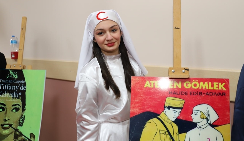 Giydikleri kostüm, yaptıkları sunum hayran bıraktı