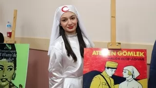 Giydikleri kostüm, yaptıkları sunum hayran bıraktı