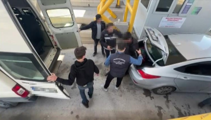 Göçmen kaçakçılarına operasyon: Elbise dolabından çıktılar