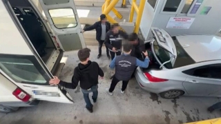 Göçmen kaçakçılarına operasyon: Elbise dolabından çıktılar