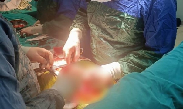 Göğsünden bıçaklandı, acil müdahale ile hayata tutundu