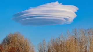 Gökyüzünde mercek bulutu görüldü: Saatlerce aynı yerde kaldı