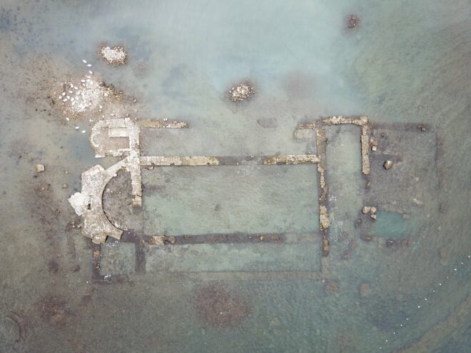 Göl çekildi; kayıklar karaya oturdu, bazilika gün yüzüne çıktı