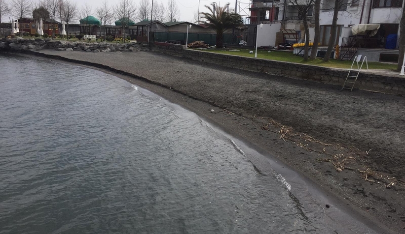 Göl çevresinden 10 poşet çöp toplandı