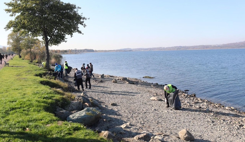Göl kıyısında çöp topladılar