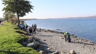 Göl kıyısında çöp topladılar