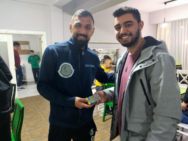 Golcü oyuncuya doğum günü hediyesi bir kutu mermi