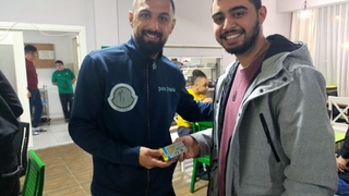 Golcü oyuncuya doğum günü hediyesi bir kutu mermi