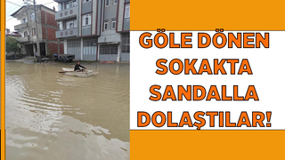 Göle dönen sokakta ilginç görüntü