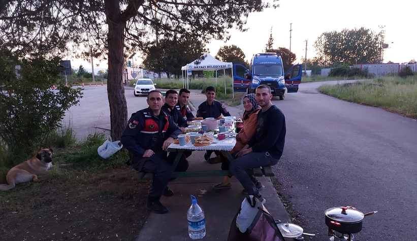Görev başındaki Jandarmaya iftar sürprizi