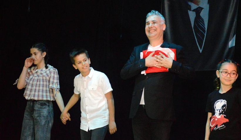 Görme engelli vatandaşın komedi gösterisi kahkaha tufanı estirdi