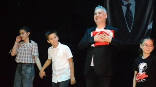 Görme engelli vatandaşın komedi gösterisi kahkaha tufanı estirdi