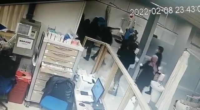 Gözü dönen hasta yakınları dehşet saçtı