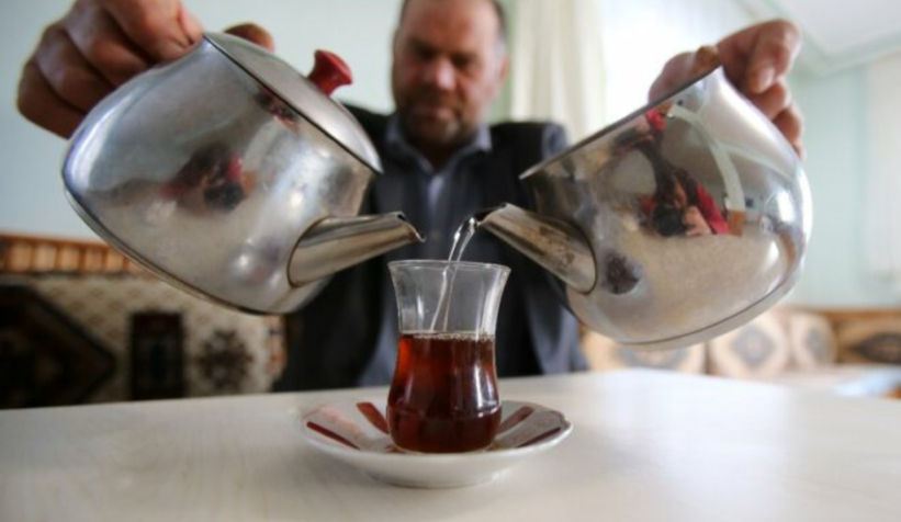 Günde 100 bardak çay içiyor