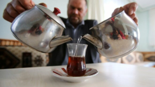 Günde 100 bardak çay içiyor