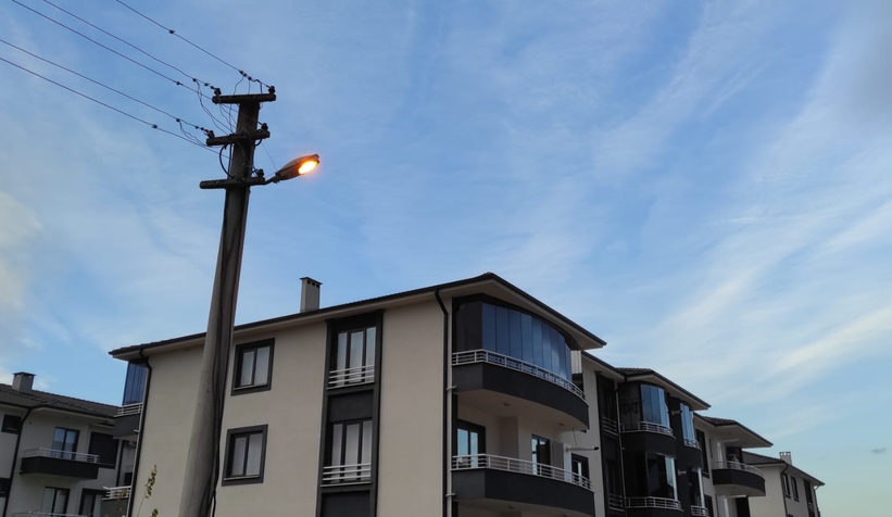 Gündüz yanan sokak aydınlatma lambaları tepki çekti