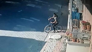 Güpegündüz bisikleti böyle çaldı!