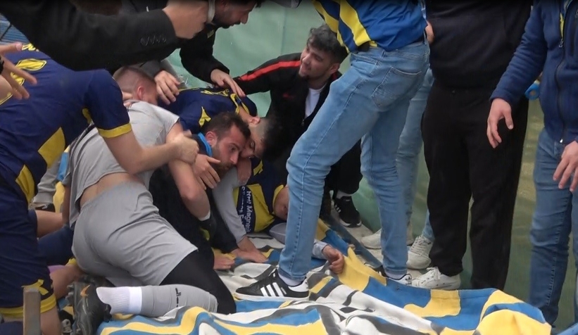 Güvenlik bariyerleri devrildi, futbolcu ve taraftarlar ölümden döndü