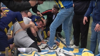 Güvenlik bariyerleri devrildi, futbolcu ve taraftarlar ölümden döndü