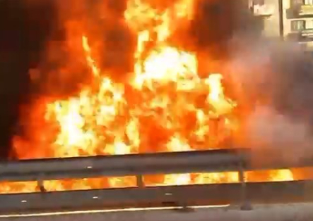 Hafif ticari araç alev alev yandı