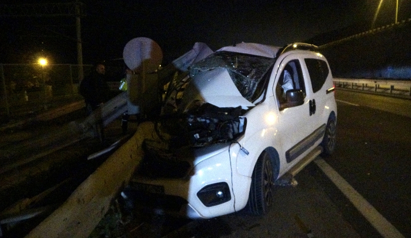 Hafif ticari araç bariyere ok gibi saplandı: 1'i ağır 3 yaralı