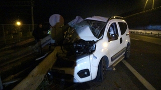 Hafif ticari araç bariyere ok gibi saplandı: 1'i ağır 3 yaralı