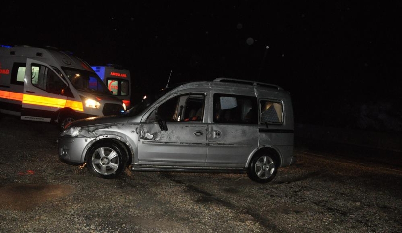 Hafif ticari araç devrildi: 2 yaralı