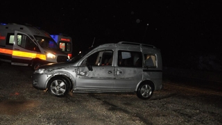 Hafif ticari araç devrildi: 2 yaralı