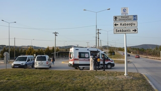 Hafif ticari araç ile otomobil çarpıştı: 2 yaralı