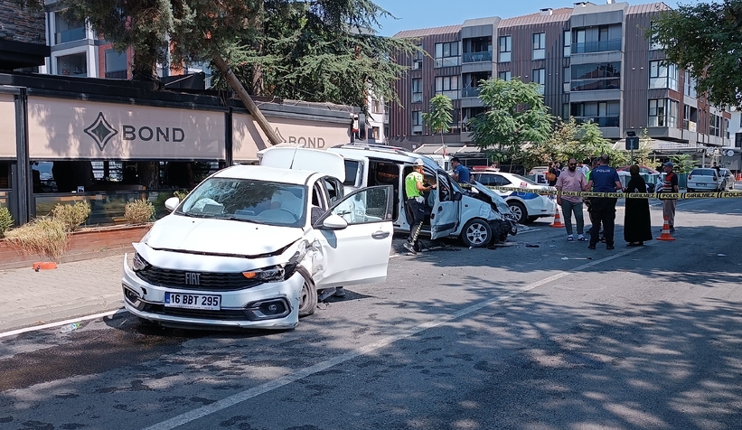 Hafif ticari araç otomobille çarpıştı: 1'i bebek 5 yaralı