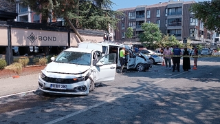 Hafif ticari araç otomobille çarpıştı: 1'i bebek 5 yaralı